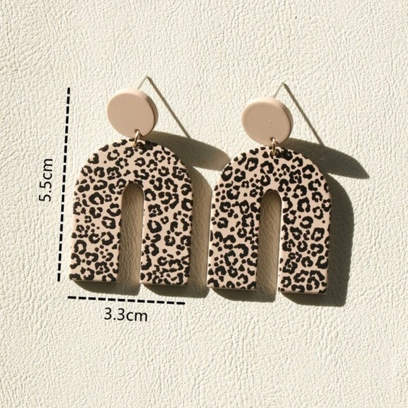 🆕 Leopard Print Geometric Drop Earrings Cream Black Arched Woman’s Brand New - Picture 4 of 4